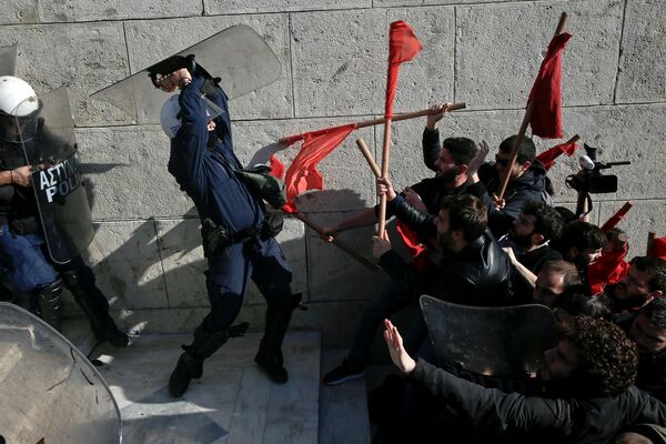 Протесты против пакета законопроектов, которые ограничивают право на забастовки в Афинах - Sputnik Кыргызстан