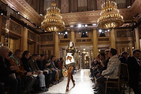 Versace мода үйү күз/кыш 2018-2018 коллекциясын көрсөттү. Милан, Италия - Sputnik Кыргызстан
