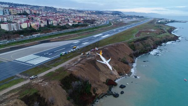 Самолет Pegasus Airlines выкатившийся за пределы посадочной полосы после аварийной посадки в аэропорту Трабзона, Турция, 14 января 2018 года - Sputnik Кыргызстан