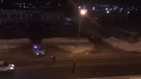 Российские полицейские забросали угонщика снежками — видео - Sputnik Кыргызстан