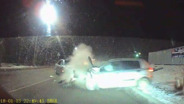 Пассажир пробил головой лобовое стекло — видео жесткого ДТП в Бишкеке - Sputnik Кыргызстан