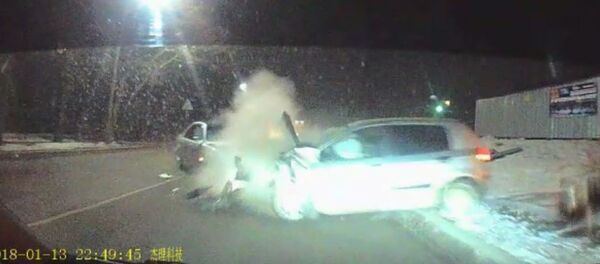 Жүргүнчү унаанын алдыңкы терезесин башы менен сүзгөн. Бишкектеги кырсыктын видеосу - Sputnik Кыргызстан