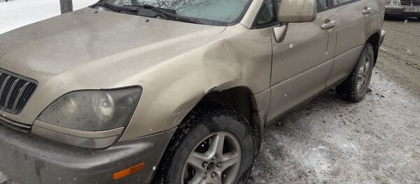 Lexus RX-300 поврежденный сотрудниками службы эвакуации автомобилей в Бишкеке - Sputnik Кыргызстан