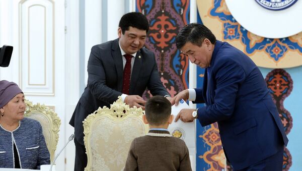 Президент КР встретился с детьми потерявшими близких при крушении самолета в Дача-Су - Sputnik Кыргызстан