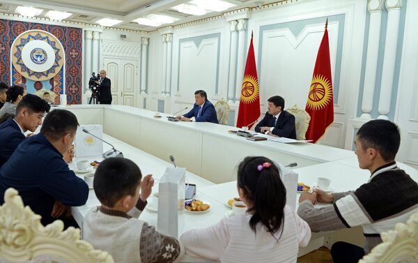 Президент Сооронбай Жээнбеков встретился с детьми, которые потеряли родных и близких в результате авиакатастрофы в поселке Дача СУ - Sputnik Кыргызстан