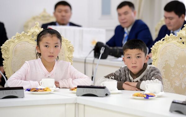 В завершение встречи с президентом ребятишки получили от него планшеты в подарок. - Sputnik Кыргызстан