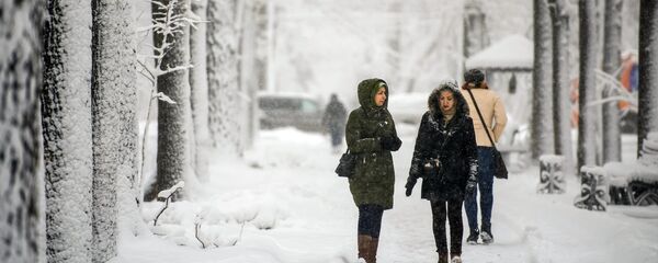Кар учурунда көчөдө бараткан кыздар. Архив Кар учурунда көчөдө бараткан кыздар. Архив - Sputnik Кыргызстан