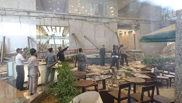 Обрушение внутреннего балкона в здании фондовой биржи в Джакарте - Sputnik Кыргызстан