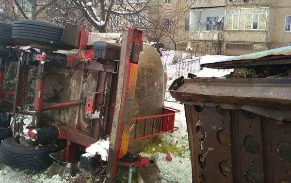 Автомашина марки DAF упала на бок на 386-м километре дороги — водитель не справился с управлением - Sputnik Кыргызстан