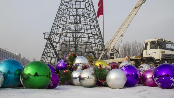 Демонтаж новогодних украшений на площади Ала-Тоо в Бишкеке - Sputnik Кыргызстан
