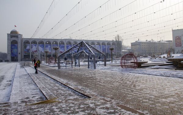 На оформление главной новогодней ели и площади Ала-Тоо, городских улиц и аллей было затрачено 15 миллионов 580 сомов. - Sputnik Кыргызстан