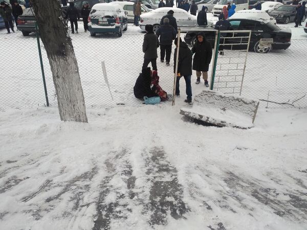 Скользкая дорога на крупнейшем авторынке страны РИОМ - Sputnik Кыргызстан