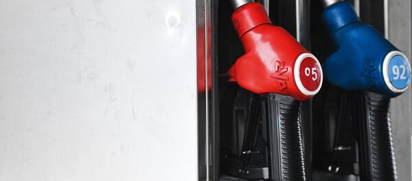 Топливные пистолеты на автозаправочной станции. Архивное фото - Sputnik Кыргызстан