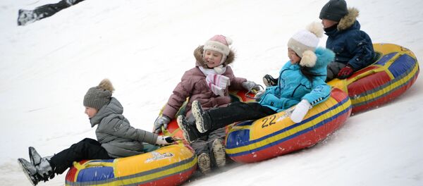 Дети катаются на баллонах. Архивное фото - Sputnik Кыргызстан