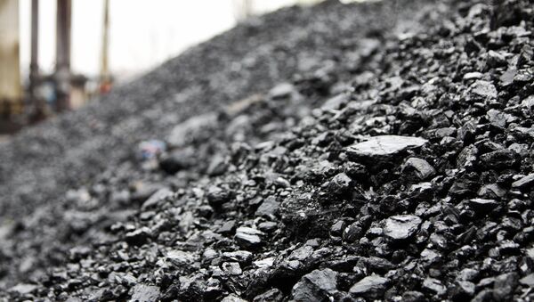 Уголь на территории шахты. Архивное фото - Sputnik Кыргызстан