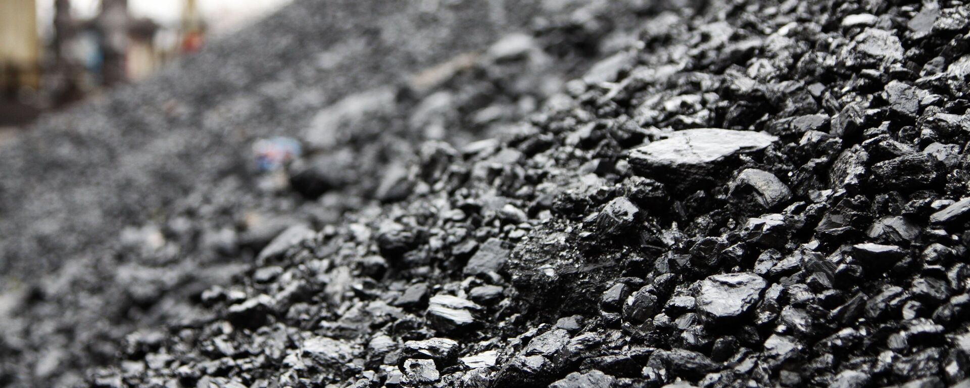 Уголь на территории шахты. Архивное фото - Sputnik Кыргызстан, 1920, 19.12.2025