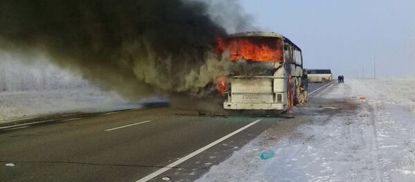 Самара — Шымкент унаа жолунун 1068-чакырымындагы 52 кишинин өмүрүн алган автобустагы өрт Самара — Шымкент унаа жолунун 1068-чакырымындагы 52 кишинин өмүрүн алган автобустагы өрт - Sputnik Кыргызстан