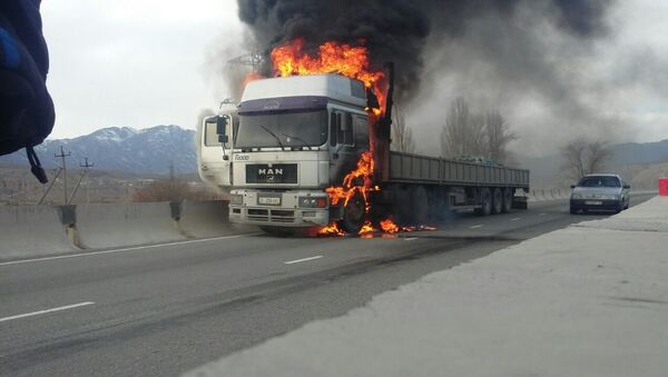 Пожар грузовика марки Man в Боомское ущелье - Sputnik Кыргызстан