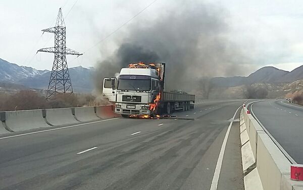 В Боомское ущелье горит грузовик марки Man, сообщает корреспондент Sputnik Кыргызстан с места событий - Sputnik Кыргызстан