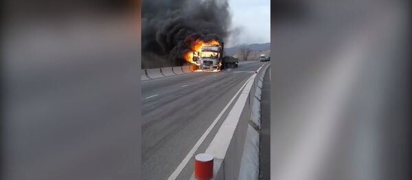 Боом капчыгайында жүк ташуучу автоунаанын жалындап өрттөнгөн видеосу - Sputnik Кыргызстан