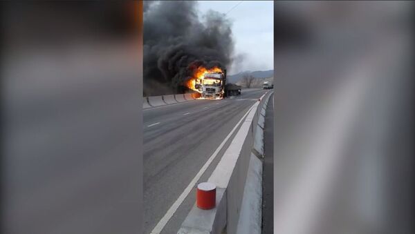 Пламя охватило кабину — видео горящего в Бооме грузовика - Sputnik Кыргызстан