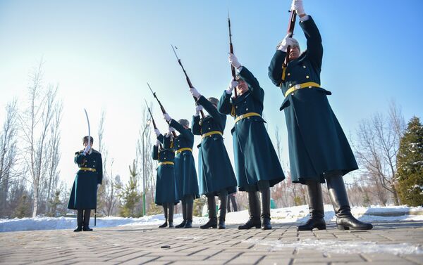 В память о погибших объявили минуту молчания и прогремел троекратный оружейный залп. - Sputnik Кыргызстан