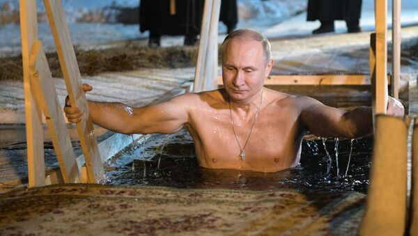 Президент РФ В. Путин принял участие в крещенских купаниях на озере Селигер - Sputnik Кыргызстан