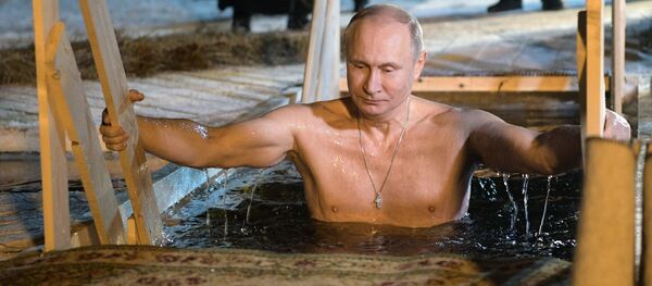Президент РФ В. Путин принял участие в крещенских купаниях на озере Селигер - Sputnik Кыргызстан