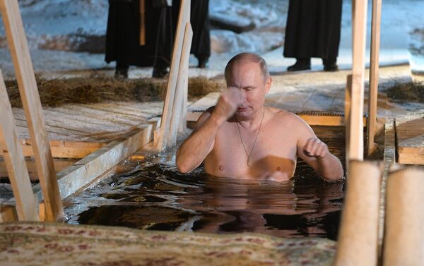 По словам пресс-секретаря, в этом году традиционных крещенских морозов в центральной России не наблюдается, температура в районе озера этой ночью не опускалась ниже 6-7 градусов ниже нуля. - Sputnik Кыргызстан