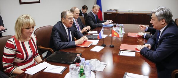 Кыргызстандын тышкы иштер министри Эрлан Абдылдаев АКШнын Нью-Йорк шаарында өтүп жаткан БУУнун коопсуздук кеңешинин жыйынынын алкагында россиялык кесиптеши Сергей Лавров менен жолугушту - Sputnik Кыргызстан