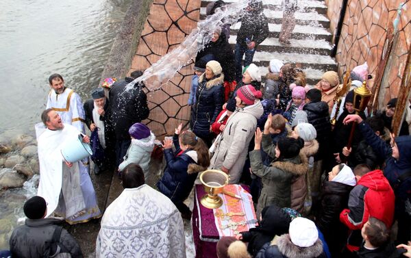 По завершении праздничной службы более 350 православных из Оша и области прошли крестным ходом к реке Ак-Бууре - Sputnik Кыргызстан