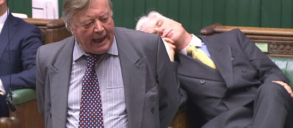 Британский депутат уснул на дебатах в прямом эфире — видео Британский депутат уснул на дебатах в прямом эфире — видео - Sputnik Кыргызстан