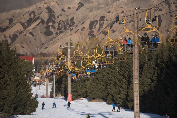 Каракол — борбордон эң алыс жайгашкан лыжа базасы. Бишкектен ага жетиш үчүн 400 чакырымдан көбүрөөк аралыкты басып өтүү керек - Sputnik Кыргызстан