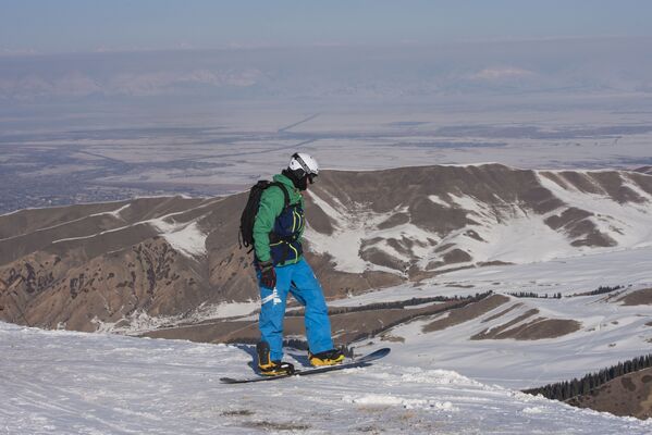 Лыжа тебүүнүн эң бийик жери 3040 метр бийиктикте жайгашкан - Sputnik Кыргызстан