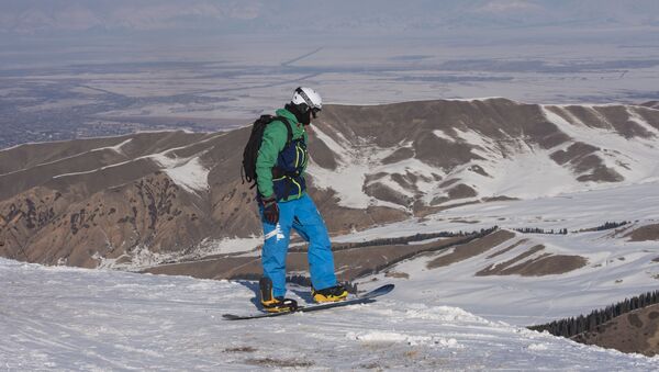 Мужчина катается на сноуборде на горнолыжной базе Каракол. Архивное фото - Sputnik Кыргызстан