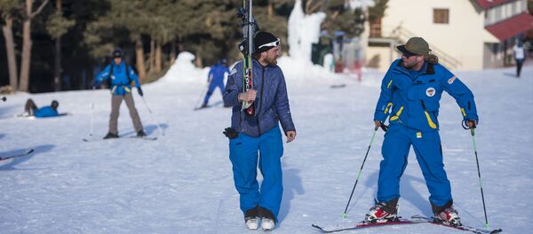 Отдыхающие на горнолыжной базе Каракол в Иссык-Кульской области. Архивное фото Отдыхающие на горнолыжной базе Каракол в Иссык-Кульской области. Архивное фото - Sputnik Кыргызстан