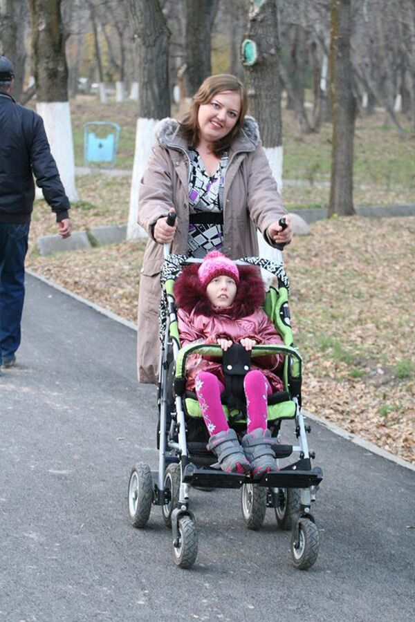 Кыргызстанка Мария Небога с дочерью - Sputnik Кыргызстан