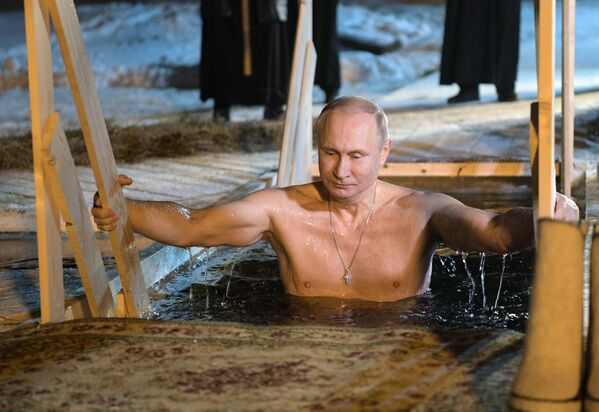 Россиянын президенти Владимир Путин Крещение майрамында муздак сууга чөмүлдү - Sputnik Кыргызстан