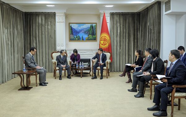 Премьер-министр Сапар Исаков встретился с Кикучи и обсудил вопросы партнерства. По словам представителя JICA, в нынешнем году начнется разработка новой стратегии сотрудничества с Кыргызстаном на пятилетний период. - Sputnik Кыргызстан
