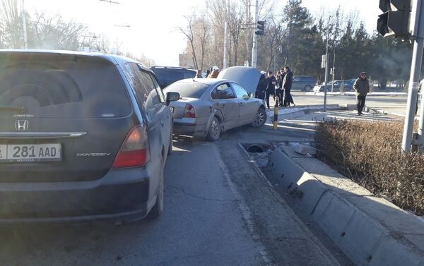 Passat автоунаасынын айдоочусу жабыркап, ооруканага жаткырылды. - Sputnik Кыргызстан