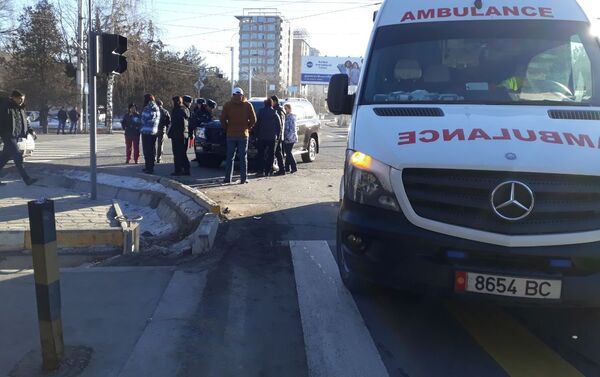Автомобили столкнулись 21 января примерно в 10.30 на пересечении улиц Аалы Токомбаева и Байтик Баатыра. - Sputnik Кыргызстан