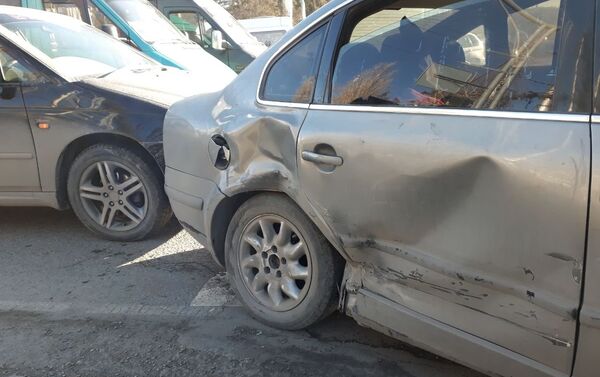 Известно, что пострадал водитель Passat. Он госпитализирован. - Sputnik Кыргызстан