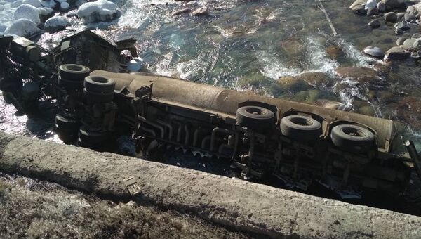Бензовоз марки Freightliner упал в реку Чычкан - Sputnik Кыргызстан