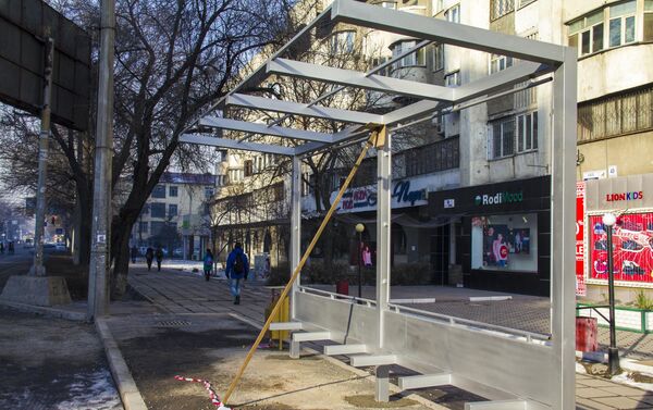 Эске салсак, Киев жана Абдрахманов көчөлөрүнүн кесилишинде бир нече жылдан бери шаардыктар жол тосуп, авариялык кырдаал жаратып келген - Sputnik Кыргызстан