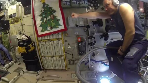 Российский космонавт рассекает по МКС на пылесосе — видео - Sputnik Кыргызстан