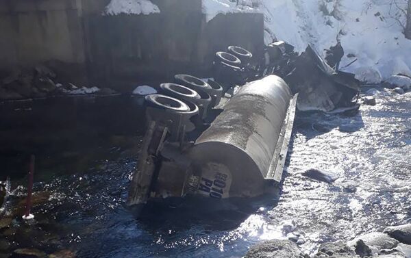 В субботу, 20 января, примерно в 23.15 в реку Чычкан упал бензовоз марки Freightliner - Sputnik Кыргызстан