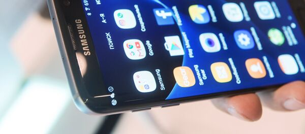 Смартфон в фирменном магазине Samsung. Архивное фото - Sputnik Кыргызстан