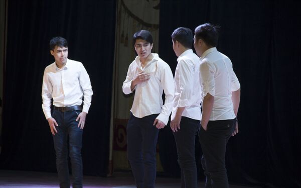 Ученикам 9–10-х классов школ Бишкека показали театрализованную постановку о рэкете в учебных заведениях - Sputnik Кыргызстан