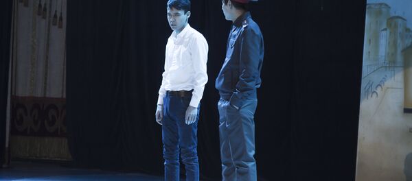 Театрализованная постановка о рэкете в учебных заведениях для старшеклассников Бишкека - Sputnik Кыргызстан