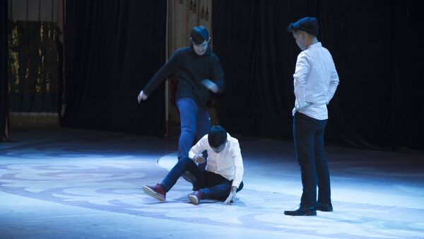 Театрализованная постановка о рэкете в учебных заведениях для старшеклассников Бишкека - Sputnik Кыргызстан